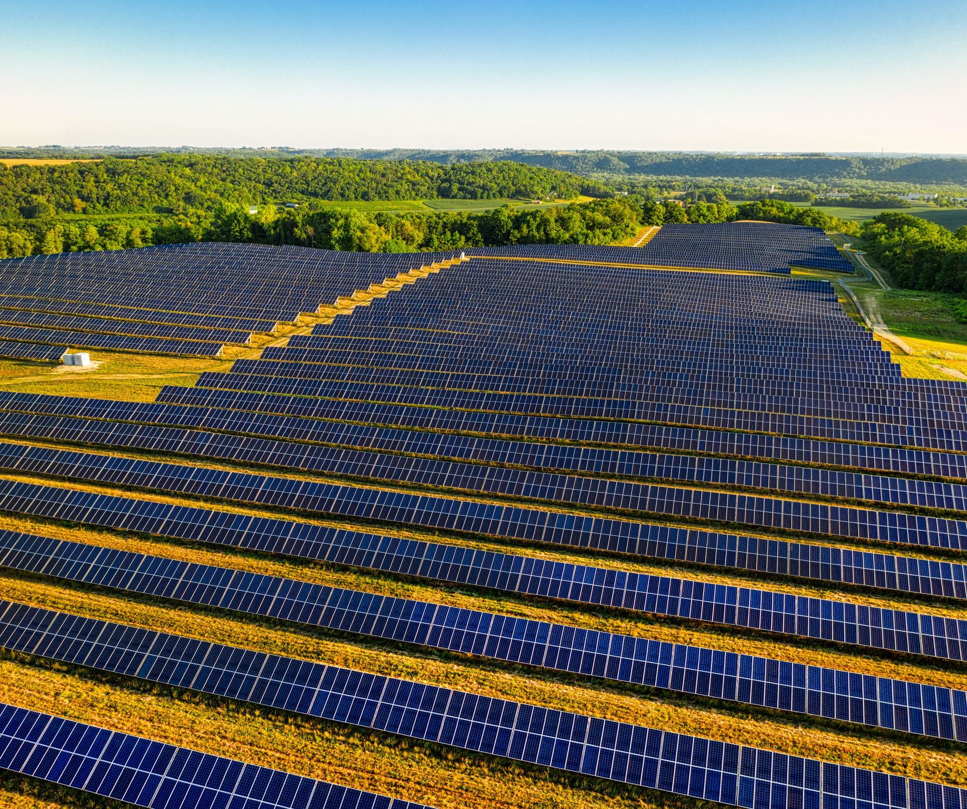 Vista aérea de una planta solar fotovoltaica