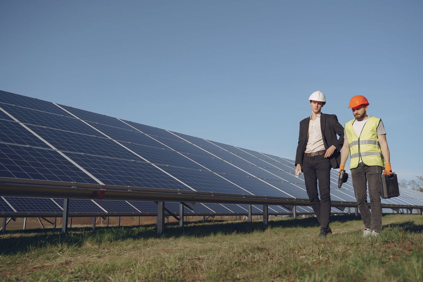 Ingenieros revisando una planta solar en construcción